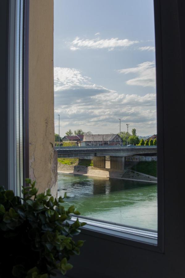 Cozy River View Apartment Карловаць Екстер'єр фото